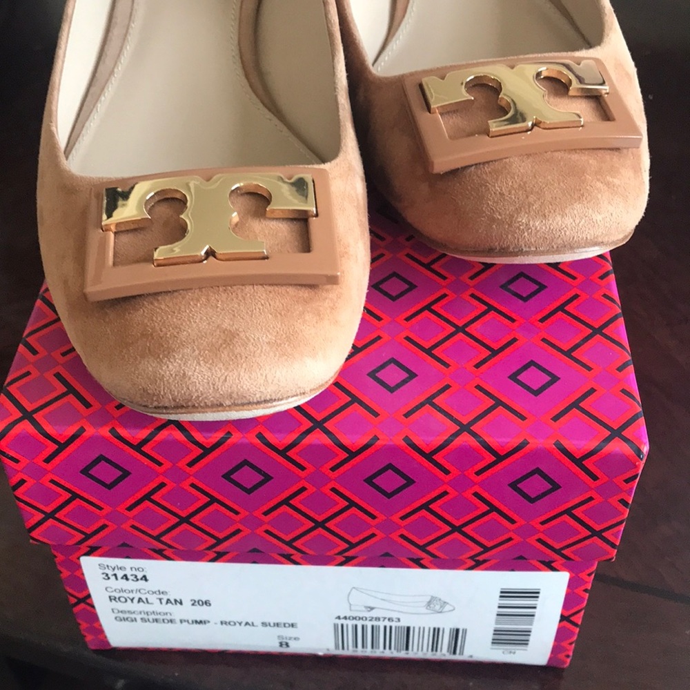 Tan suede

Tory Burch Gigi Royal Suede pump with block heel.